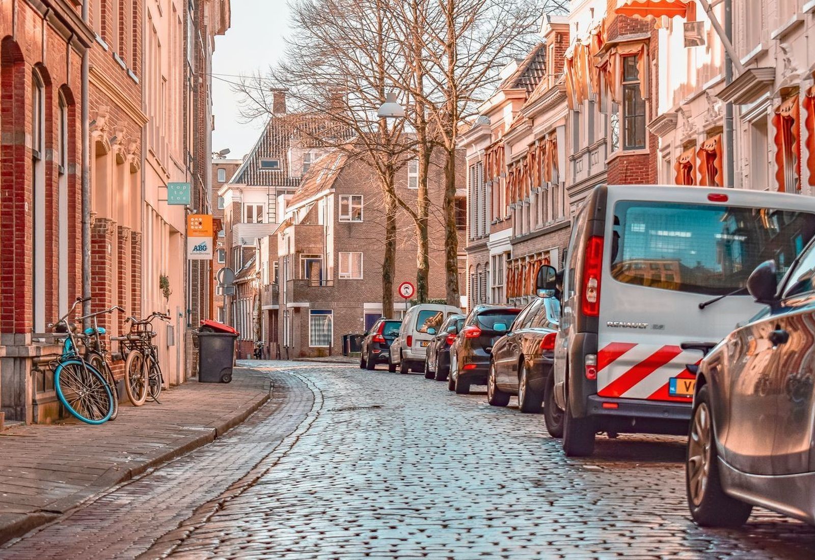 Straat met historische bakstenen panden